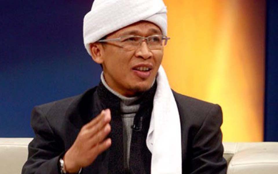 Darut Tauhid pesantren caretaker Abdullah Gymnastiar or Aa Gym (Breaking News)