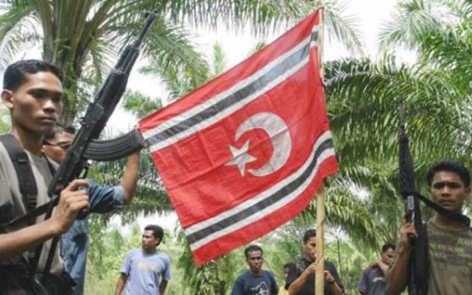 Free Aceh Movement fighters fly the GAM flag (Tribune)