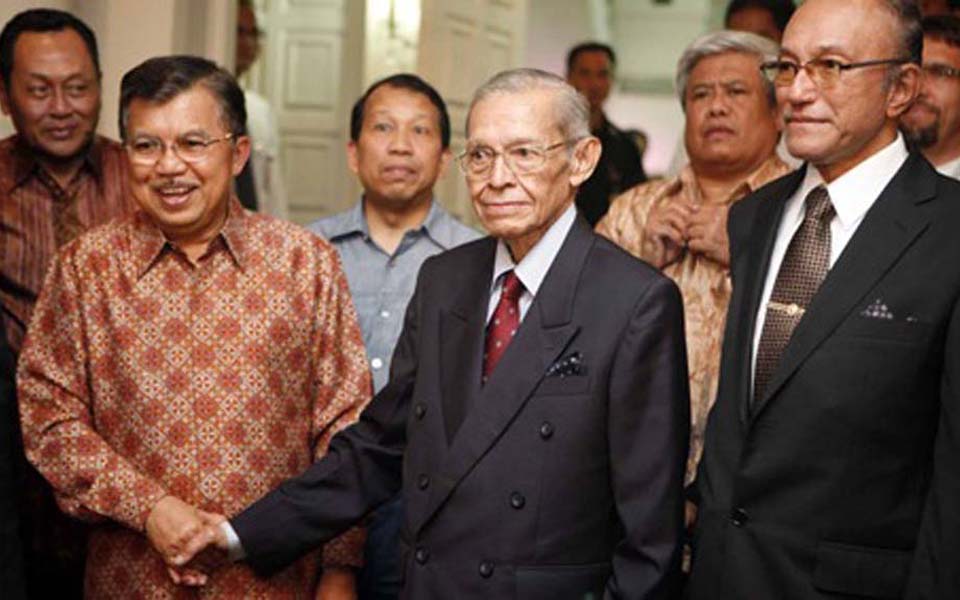 GAM founder Hasan Tiro shakes hands with Vice President Jusuf Kalla (Teguh Timur)