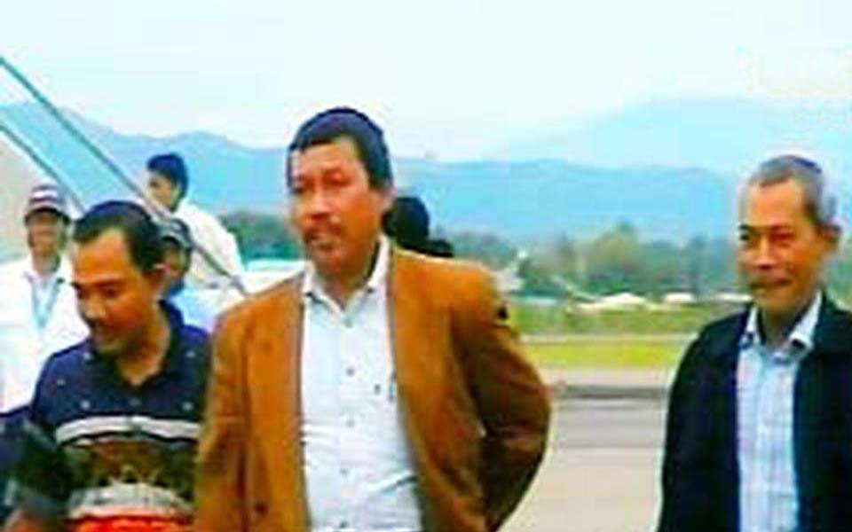 GAM spokesperson Bachtiar Abdullah arriving in Aceh (Liputan 6)