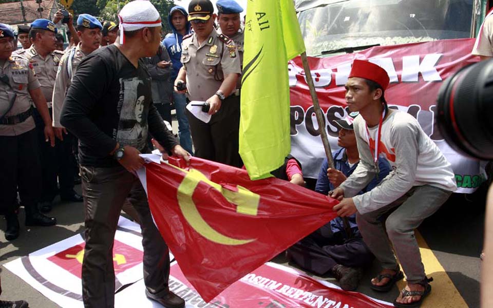Hard-line groups hold anti-communist demonstration (Metro TV)