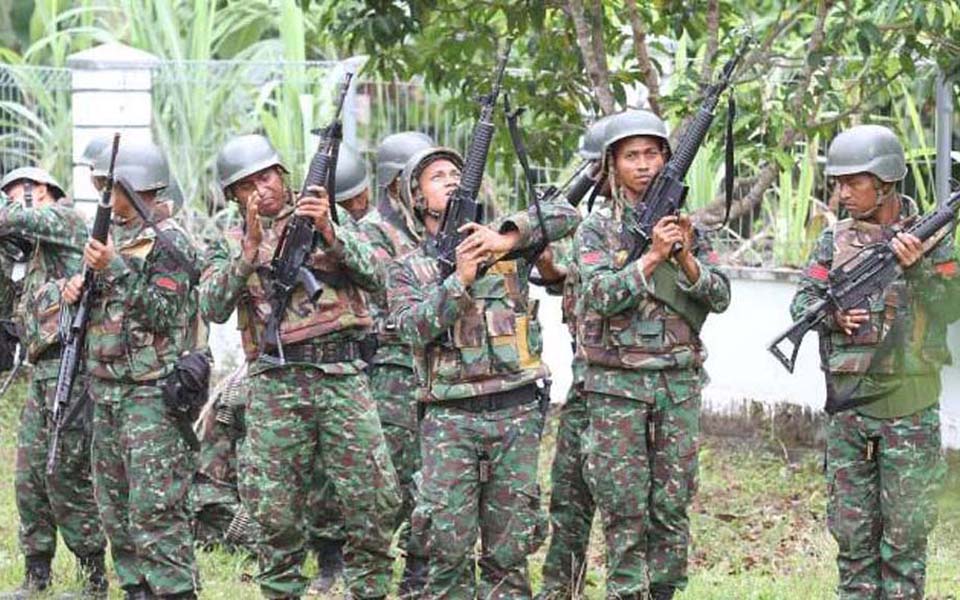 Indonesian soldiers inspect firearms in Aceh (Tribune)