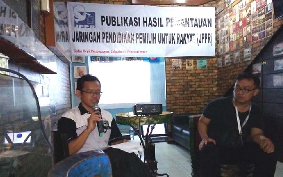 JPPR activists announce results of election monitoring (Pendidikan Pemilih)