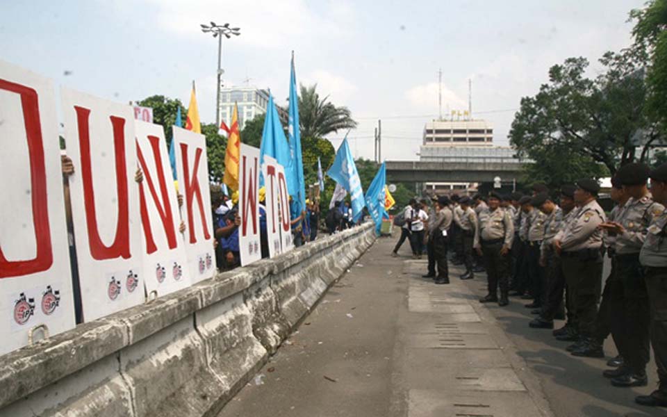 Police stand on alert at anti-WTO protest in Jakarta (Satu Harapan)