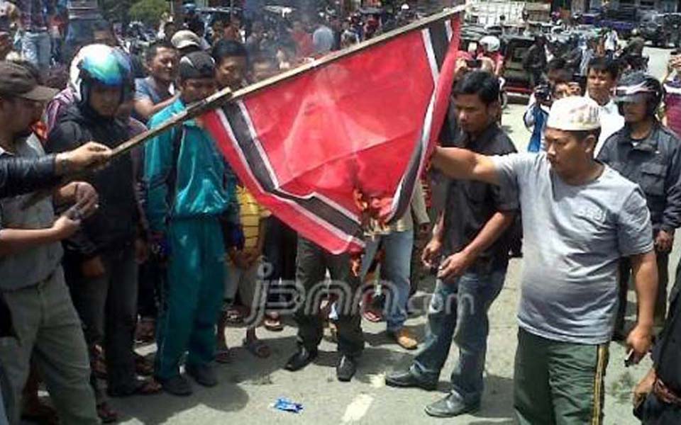 Protesters set fire to Free Aceh Movement flag (jpnn)