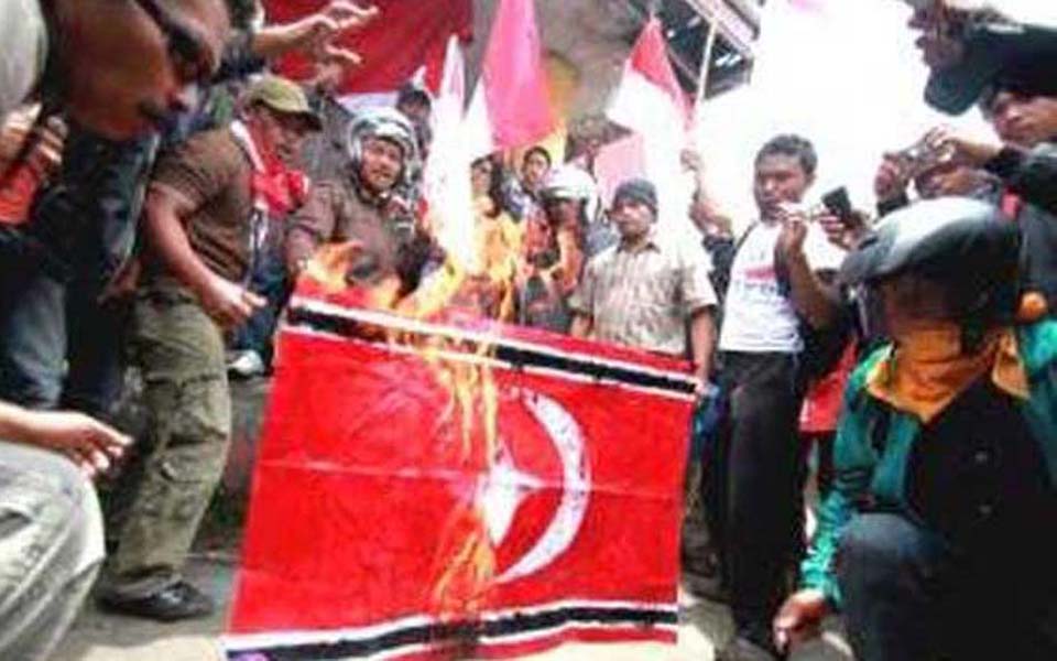 Protesters set fire to Free Aceh Movement flag (Tribune)