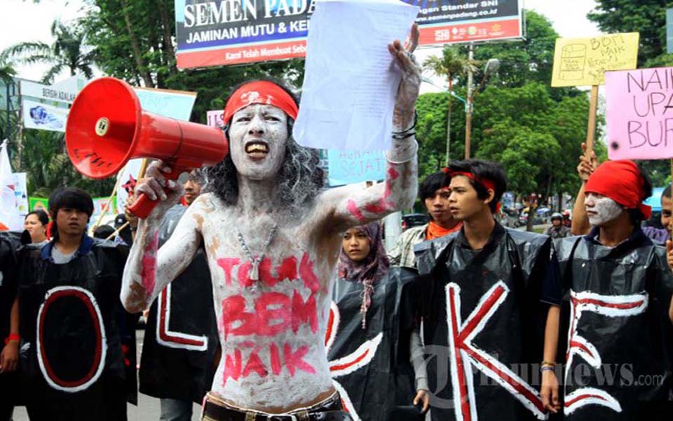 Student protest against fuel price hikes (Tribune)