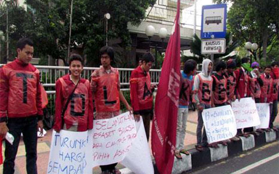 Student protest opposing fuel price hike in Surabaya (Suara Surabaya)