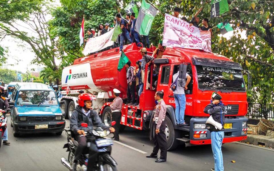 Students highjack fuel tanker in protest over fuel price hikes (okezone)