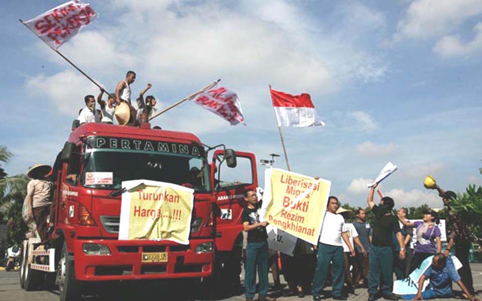 Students hijacked fuel tanker in protest over fuel price hikes (Tempo)