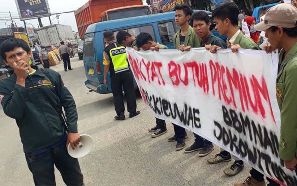 Students hold protest against fuel price hikes (Tribune)