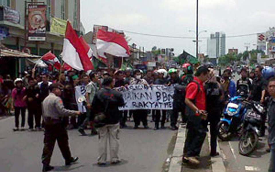 Students hold 'walk backwards' protest against fuel price hikes (Pos Kota)