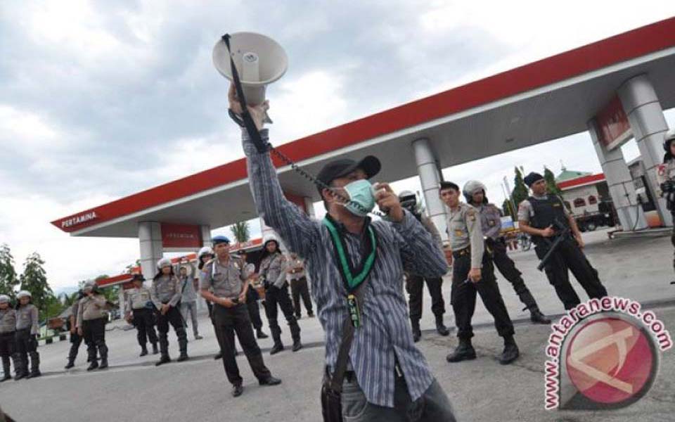 Students protest against fuel price hikes in Palu (Antara)