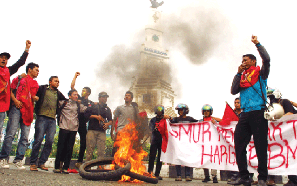 Student's Solidarity for the People protest in Banda Aceh (Medan Bisnis Daily)