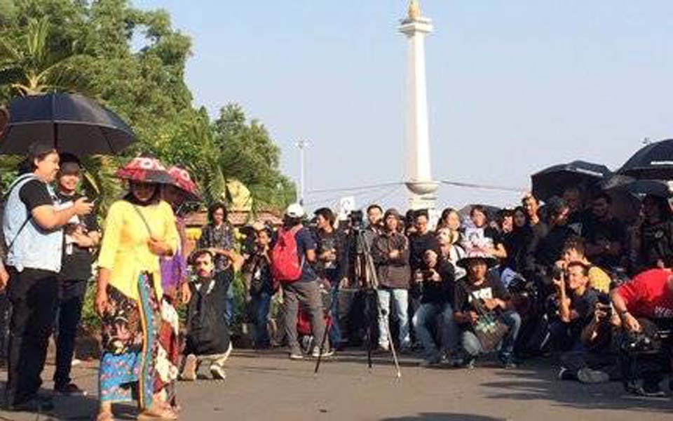 Suciwati speaking at protest in front of State Palace (Today)