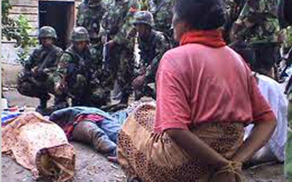 TNI troops look at bodies and tied prisoner in Aceh (achehcybermilitary)