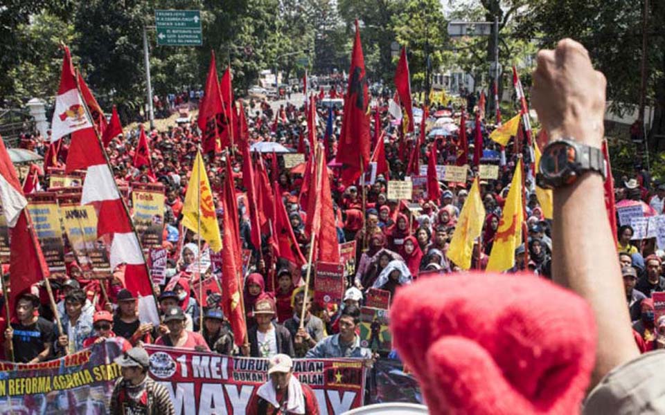 Workers commemorate May Day at Gedung Sate building in Bandung (Viva)