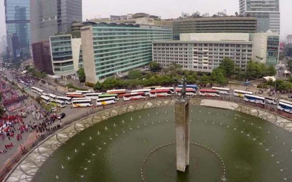 Workers rally at Hotel Indonesia traffic circle for May Day (Kompas)