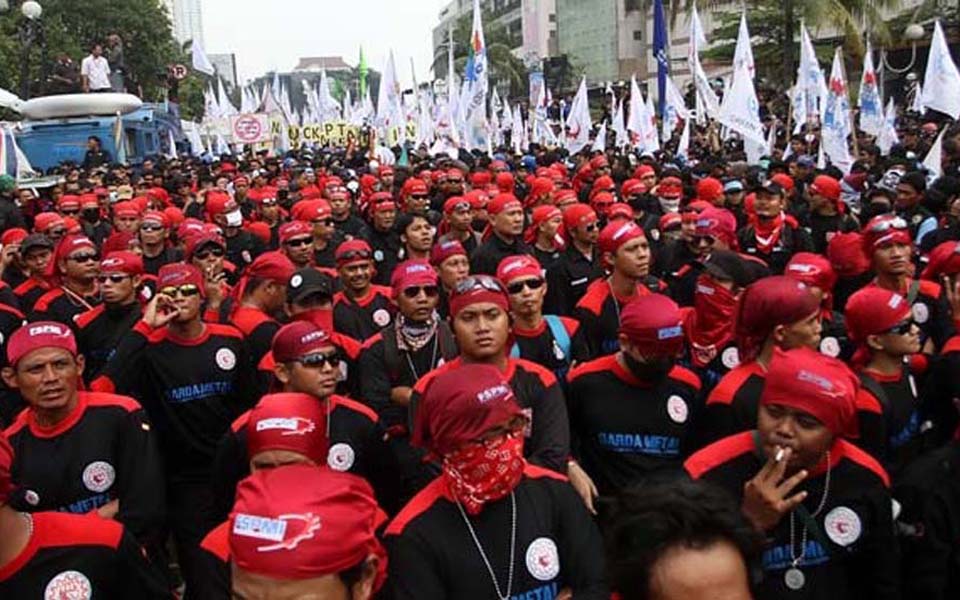 Workers rally at Hotel Indonesia traffic circle to commemorate May Day (Tempo)