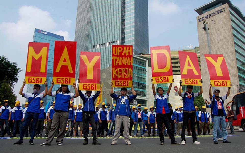 Workers rally on May Day at Hotel Indonesia traffic circle (Republika)