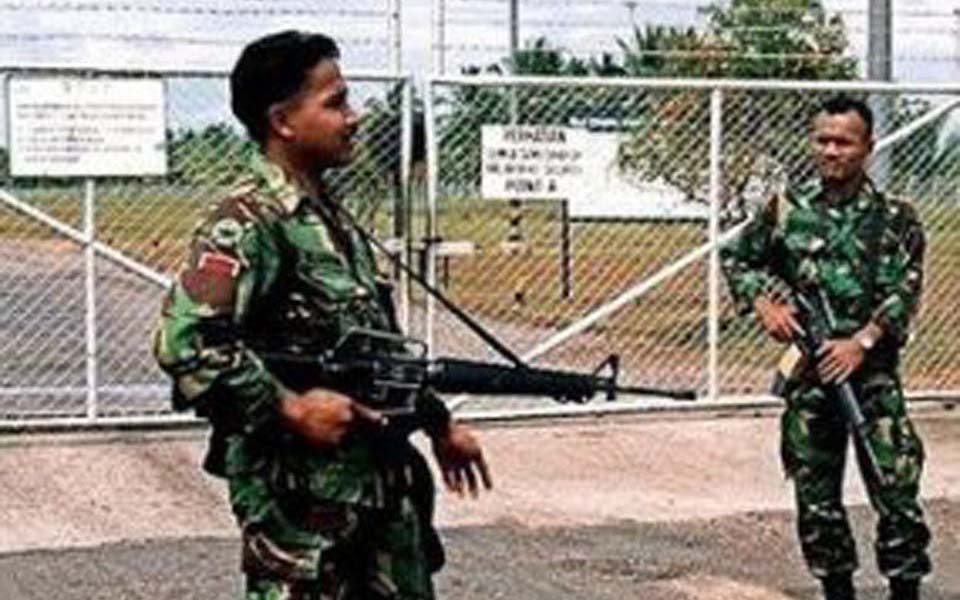 Army soldiers on guard outside ExxonMobil plant in Aceh (Detik)