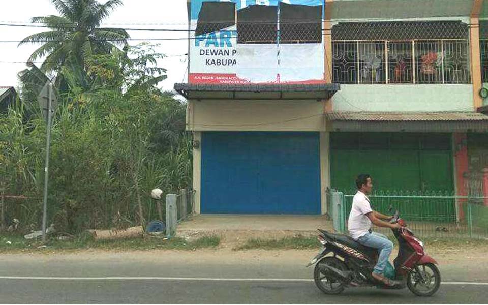 Motorist drives past damaged SIRA office (Sumugah)