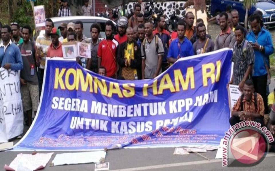 Papuans protest in front of Komnas HAM offices (Antara)