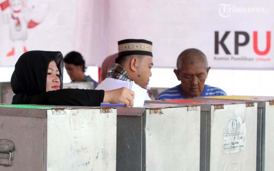 People casting their vote (Tribune)