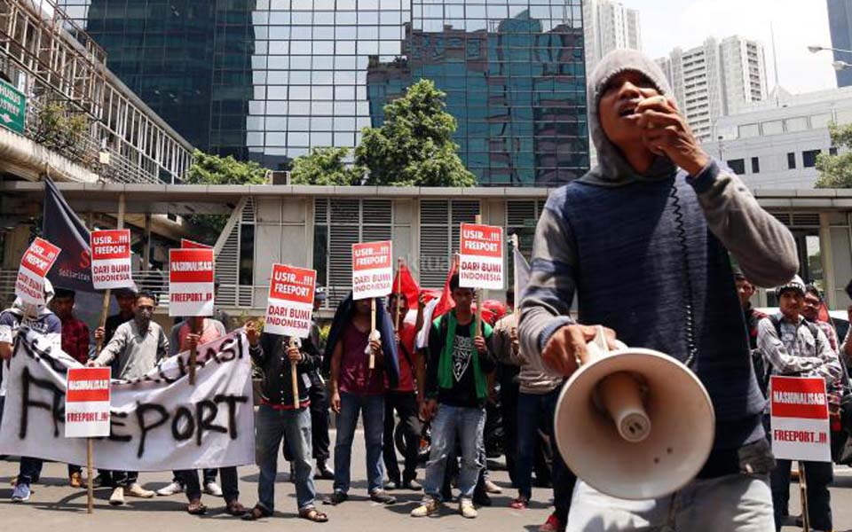 Protest outside Freeport offices at Plaza 89 in Kuningan (Aktual)