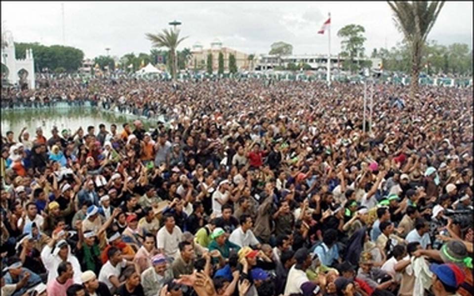 Protesters commemorate 1 year of peace at Baiturrahman Raya Mosque in Banda Aceh (AFP)