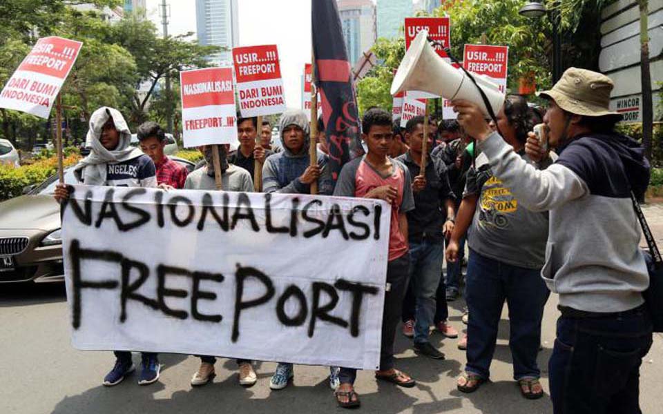 Protesters in front of Freeport offices at Plaza 89 in Kuningan (Aktual)