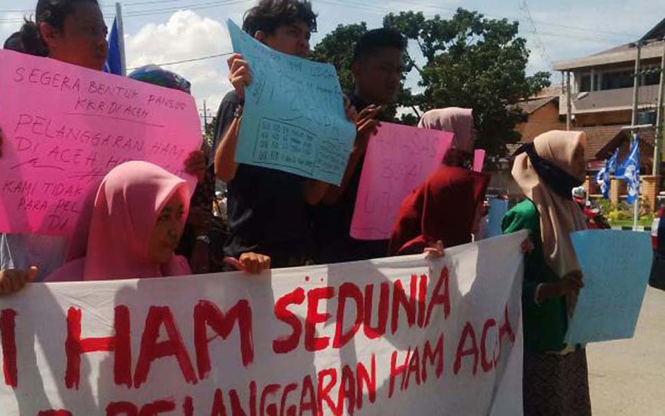 Rally in Aceh commemorating International Human Rights Day (Tribune)