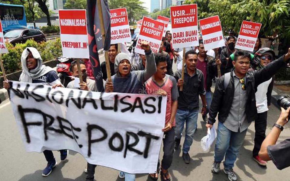 Rally outside Freeport offices at Plaza 89 in Kuningan (Aktual)