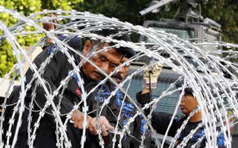 Razor wire barrier in Bogor in preparation for visit by George W Bush - November 20, 2006 (people)