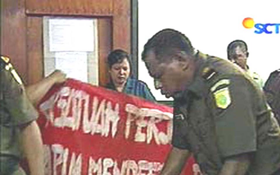 Scene at Jayapura District Court during trial of Abepura riot defendants (Liputan 6)