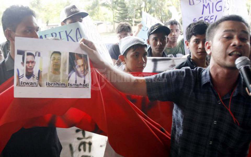 Student protest in Banda Aceh calling for the release of GAM prisoners (Tribune)