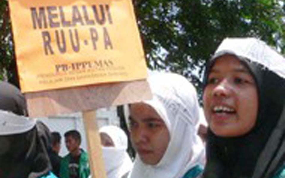 Students in Aceh demonstrate in support of the Draft Law on Aceh Government (Detik)