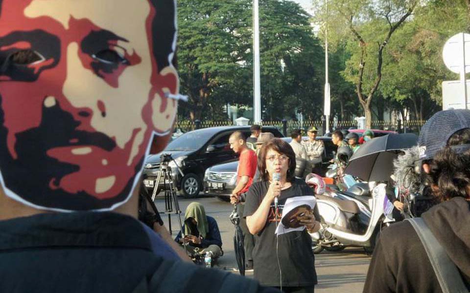 Suciwati speaks at Munir solidarity action (Kompas)