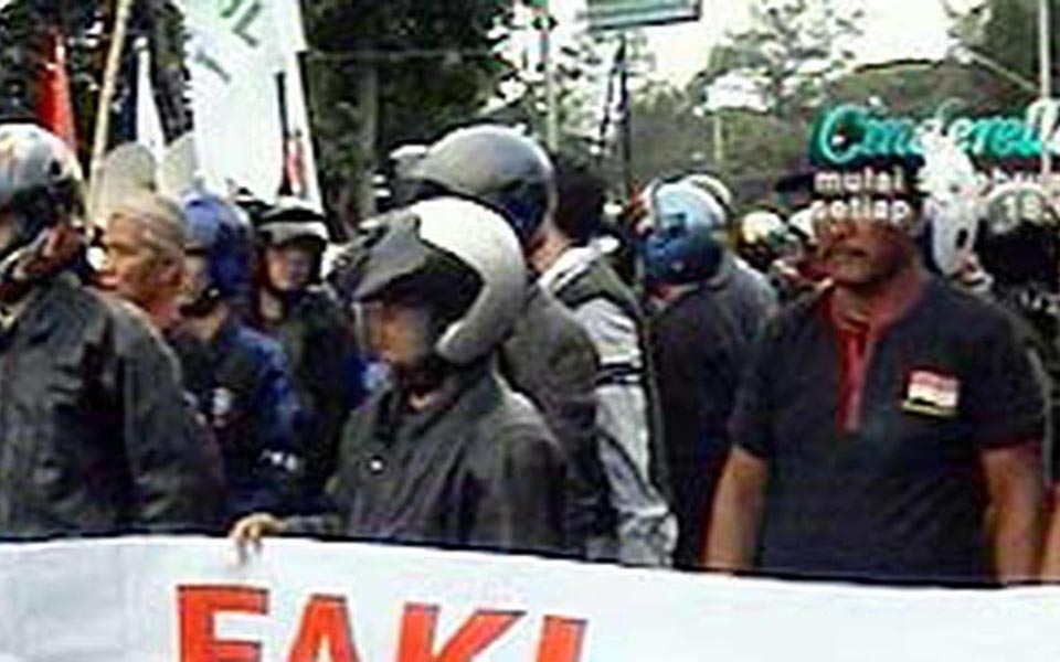 Anti-Communist Front protests Papernas Congress - January 20, 2007 (Liputan 6)