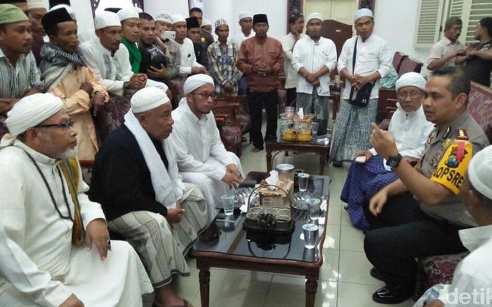 FPI and LPI leaders negotiate with senior police officer (Detik)