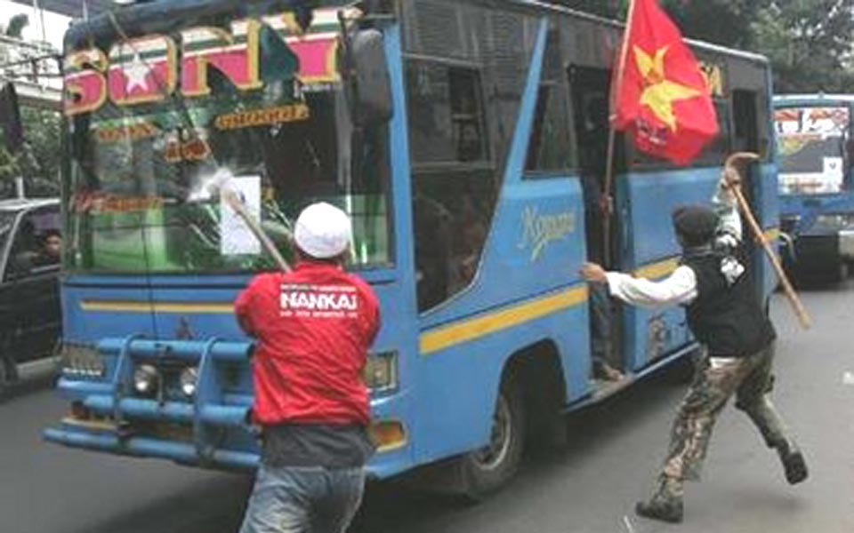 Islamic Defenders Front attack Papernas bus in Jakarta - March 29, 2007 (Reuters)