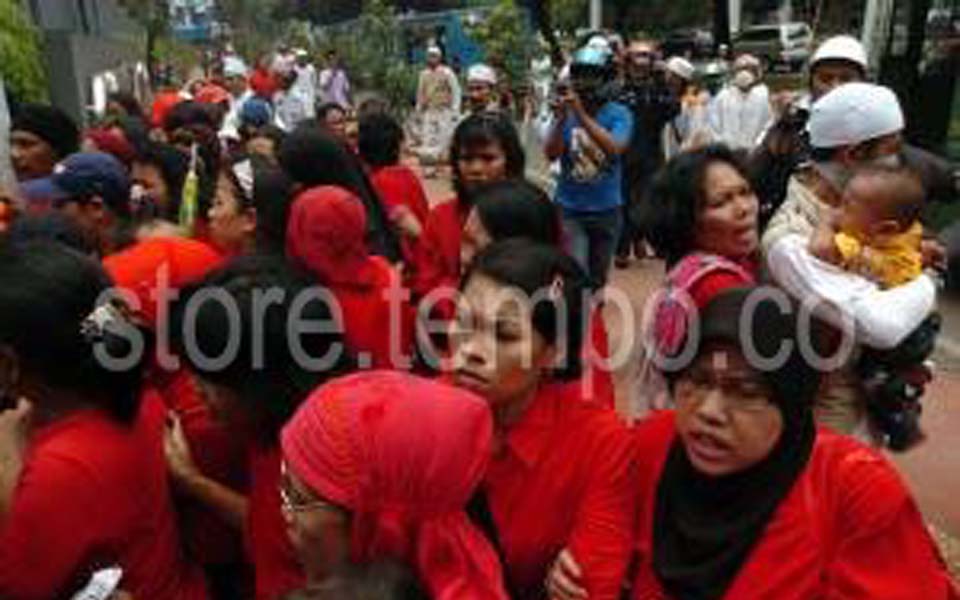 Islamic Defenders Front attack Papernas members (Tempo Store)