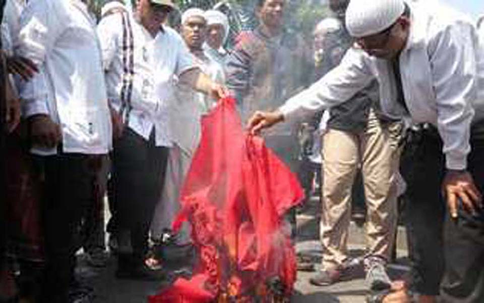 Islamic Defenders Front burns communist flag (Harian Bhirawa) 
