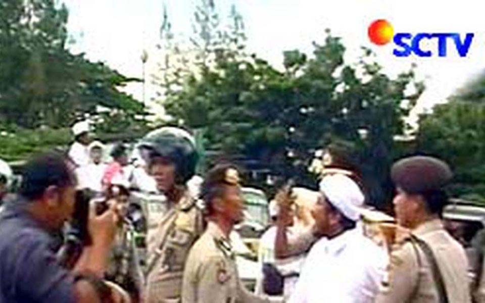 FPI members argue with police following clash with Papernas - March 29, 2007 (Liputan 6)