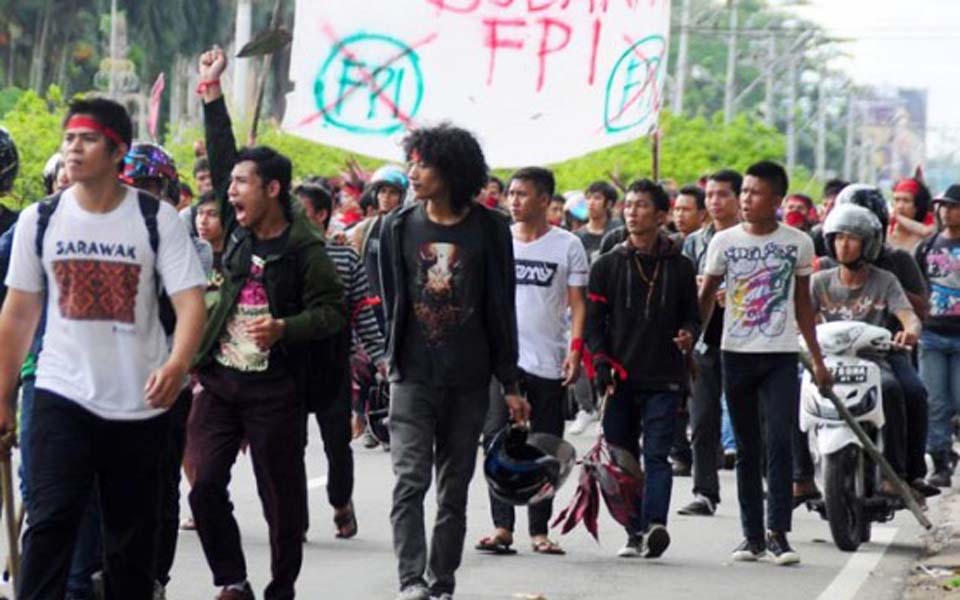 Local people protest against the FPI (Tribune)