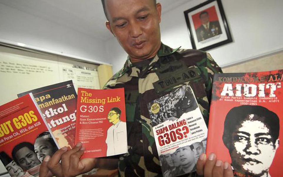 Military officer holds books on PKI seized from bookshops (Antara)