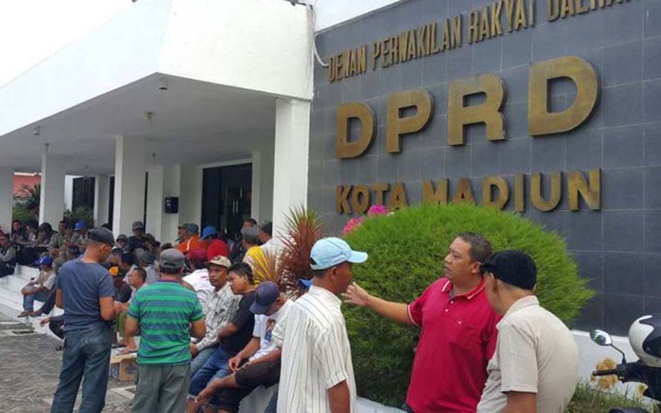 Pedicab drivers demonstrate in front of Madiun regional parliament (One News)