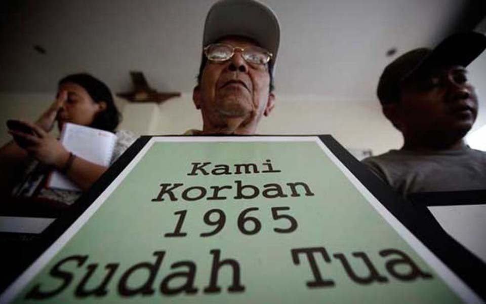 Placard reads 'We victims of 1965 are already elderly' (Tempo)