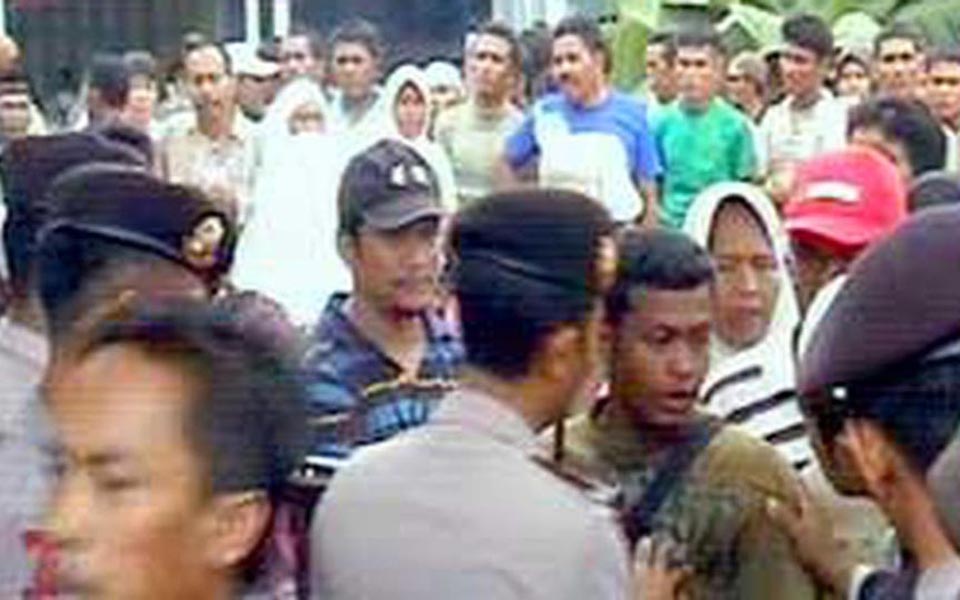 Protest at Aceh Reconstruction and Rehabilitation Agency (Liputan 6)