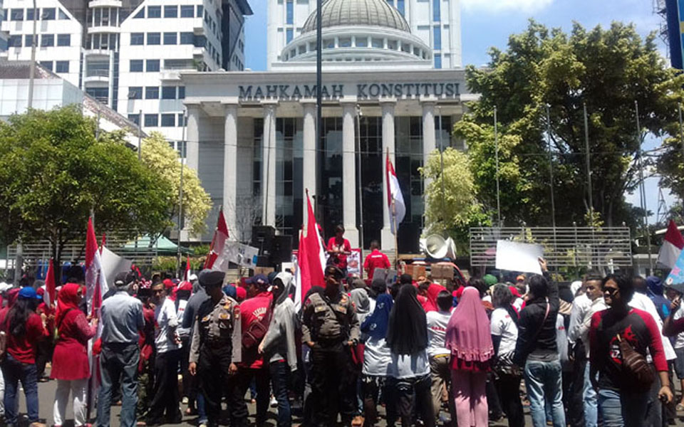 Protest in front of the Constitutional Court in Jakarta (Pos Kota)